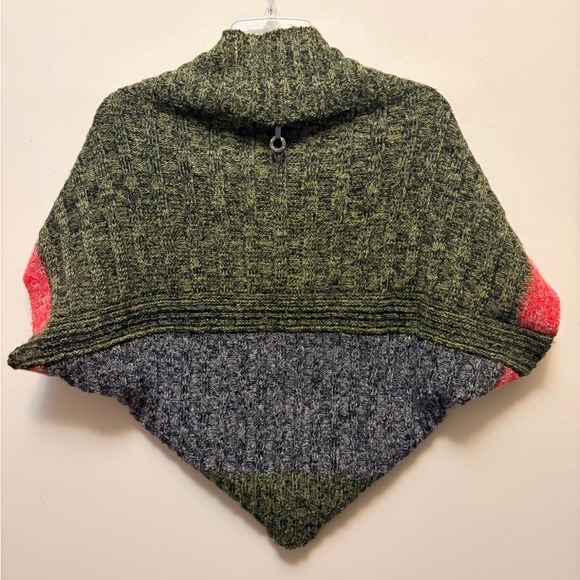 SAVE THE QUEEN Made in Italy Rare Olive and Coral Knit Poncho Shrug - Picture 5 of 6